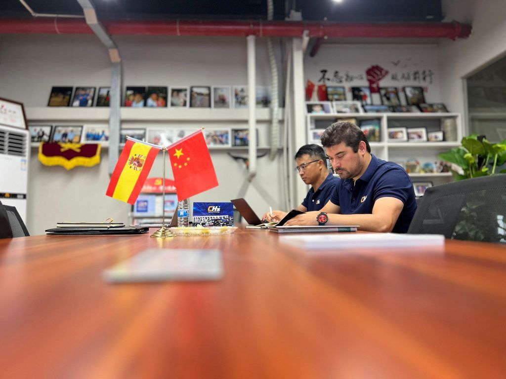 Con gran entusiasmo, compartimos con vosotros nuestra reciente visita a la fábrica de Shanghai. Una vez más, tuvimos el privilegio de sumergirnos en las instalaciones que dan vida a nuestra producción. Cada rincón de este lugar emblemático nos recordó la importancia de cada máquina y cada empleado en nuestra historia empresarial.