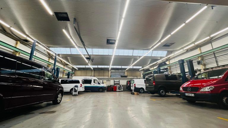 Proyecto de iluminacion realizado en las instalaciones de la empresa Grupo Mercedes Benz Aguinaga, en Barakaldo, Bizkaia.