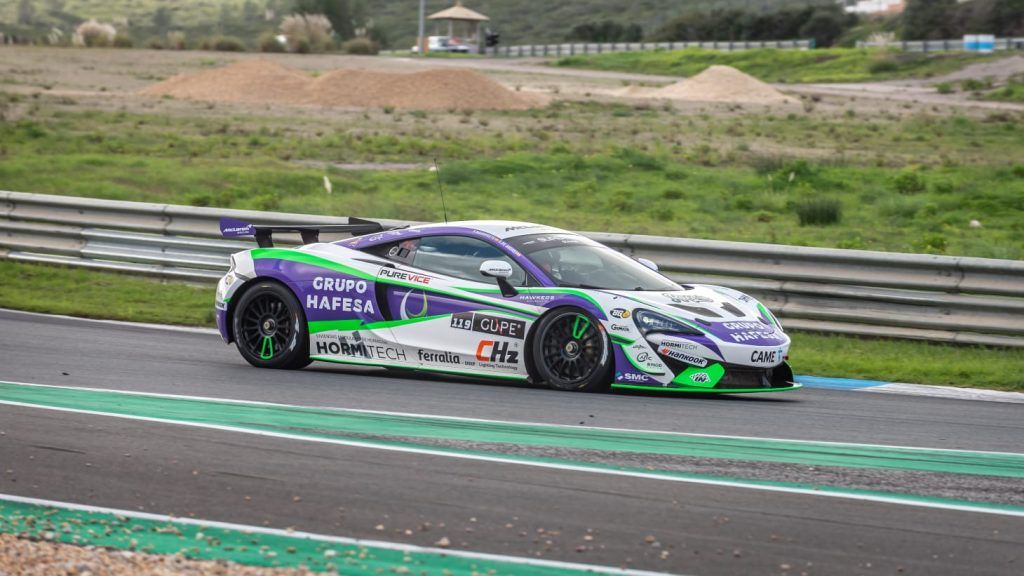 Fernando Navarrete y Gonzalo de Andrés compitiendo en el Iberia Supercars 2021 con su coche en pista