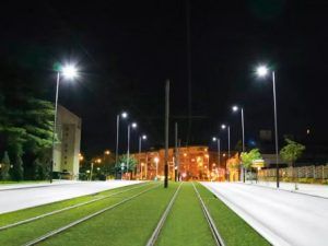 Aplicaciones: • Iluminación de calles y avenidas • Carreteras y autopistas • Zonas residenciales • Parques y zonas peatonales • Estacionamientos exteriores • Polígonos industriales • Áreas portuarias y zonas costeras • Aeropuertos, estaciones y terminales