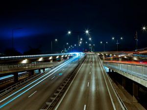 Aplicaciones: • Iluminación de calles y avenidas • Carreteras y autopistas • Zonas residenciales • Parques y zonas peatonales • Estacionamientos exteriores • Polígonos industriales • Áreas portuarias y zonas costeras • Aeropuertos, estaciones y terminales