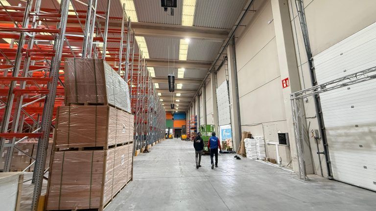 CHZ ha instalado iluminación LED en las oficinas de TransNatur, en Irún, Guipúzcoa. Gracias a este cambio hemos mejorado la iluminación y el ahorro energético, ayudando a ser más respetuosos con el medio ambiente. Para esta instalación se ha utilizado la siguiente luminaria-campana LED: High Bay HB25 200W con sensor.