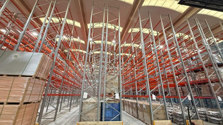 CHZ ha instalado iluminación LED en las oficinas de TransNatur, en Irún, Guipúzcoa. Gracias a este cambio hemos mejorado la iluminación y el ahorro energético, ayudando a ser más respetuosos con el medio ambiente. Para esta instalación se ha utilizado la siguiente luminaria-campana LED: High Bay HB25 200W con sensor.