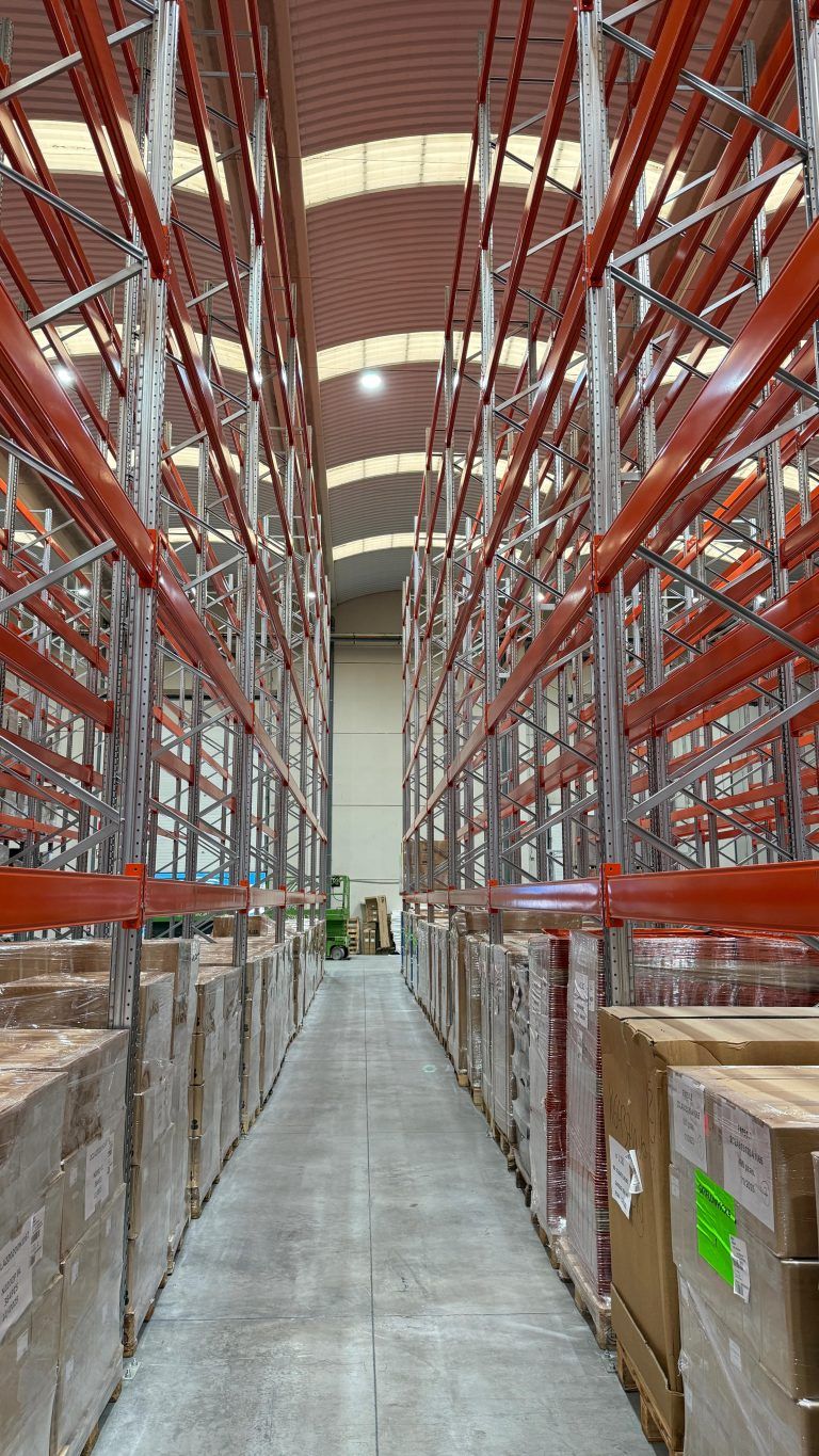 CHZ ha instalado iluminación LED en las oficinas de TransNatur, en Irún, Guipúzcoa. Gracias a este cambio hemos mejorado la iluminación y el ahorro energético, ayudando a ser más respetuosos con el medio ambiente. Para esta instalación se ha utilizado la siguiente luminaria-campana LED: High Bay HB25 200W con sensor.