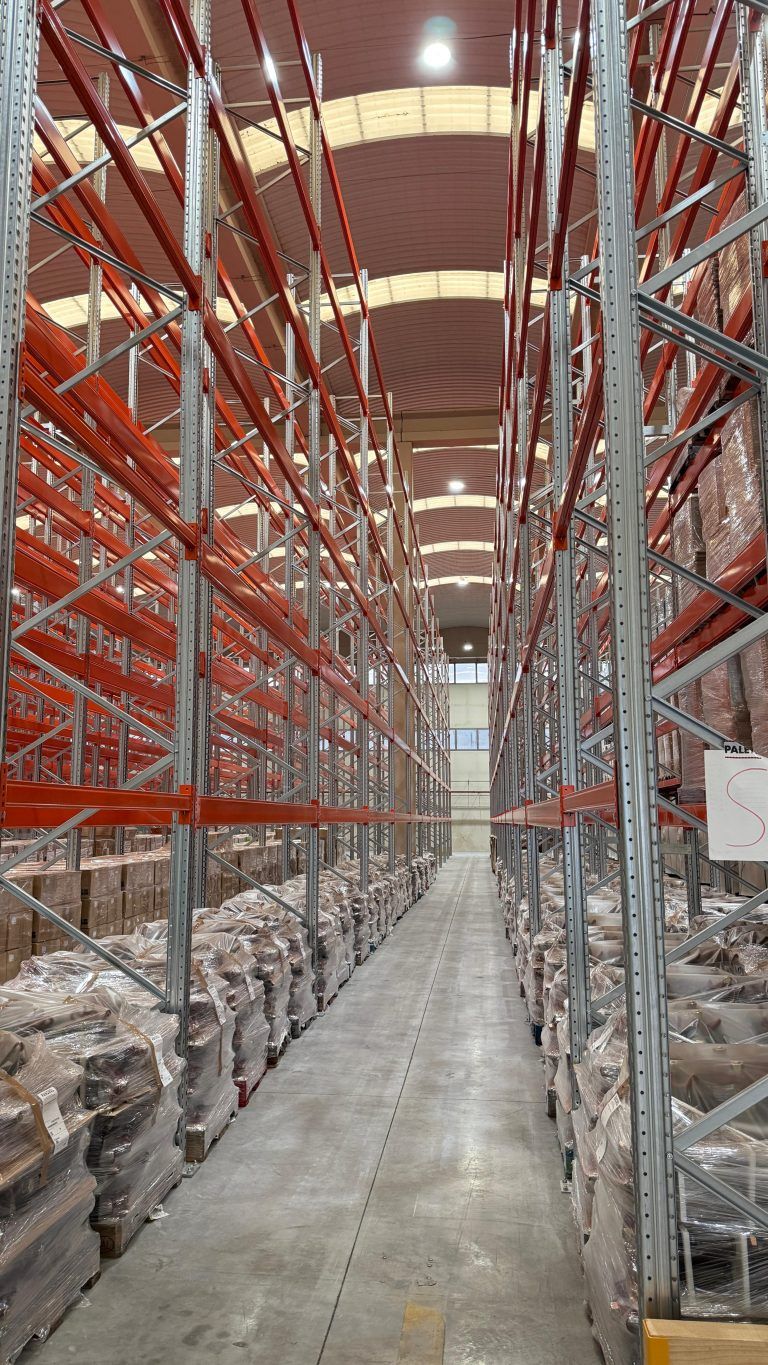 CHZ ha instalado iluminación LED en las oficinas de TransNatur, en Irún, Guipúzcoa. Gracias a este cambio hemos mejorado la iluminación y el ahorro energético, ayudando a ser más respetuosos con el medio ambiente. Para esta instalación se ha utilizado la siguiente luminaria-campana LED: High Bay HB25 200W con sensor.