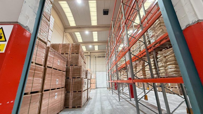 CHZ ha instalado iluminación LED en las oficinas de TransNatur, en Irún, Guipúzcoa. Gracias a este cambio hemos mejorado la iluminación y el ahorro energético, ayudando a ser más respetuosos con el medio ambiente. Para esta instalación se ha utilizado la siguiente luminaria-campana LED: High Bay HB25 200W con sensor.