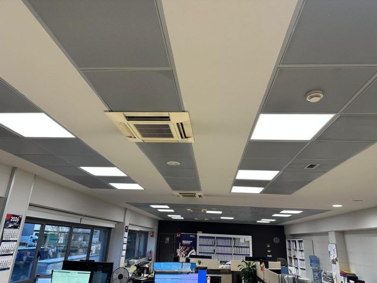 En enero de 2026 se ha realizado el cambio a iluminación LED en las instalaciones de CEVA Logistics, en Irún (Guipúzcoa). Un paso decisivo para mejorar los ahorros energéticos, reducir la contaminación medioambiental y minimizar la contaminación lumínica en un entorno donde cada operación cuenta.