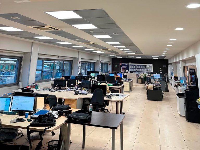En enero de 2026 se ha realizado el cambio a iluminación LED en las instalaciones de CEVA Logistics, en Irún (Guipúzcoa). Un paso decisivo para mejorar los ahorros energéticos, reducir la contaminación medioambiental y minimizar la contaminación lumínica en un entorno donde cada operación cuenta.