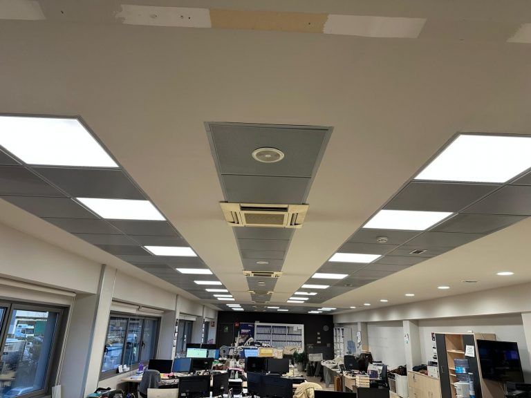En enero de 2026 se ha realizado el cambio a iluminación LED en las instalaciones de CEVA Logistics, en Irún (Guipúzcoa). Un paso decisivo para mejorar los ahorros energéticos, reducir la contaminación medioambiental y minimizar la contaminación lumínica en un entorno donde cada operación cuenta.