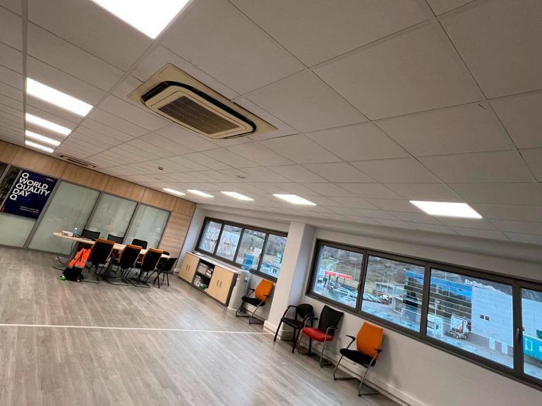 En enero de 2026 se ha realizado el cambio a iluminación LED en las instalaciones de CEVA Logistics, en Irún (Guipúzcoa). Un paso decisivo para mejorar los ahorros energéticos, reducir la contaminación medioambiental y minimizar la contaminación lumínica en un entorno donde cada operación cuenta.