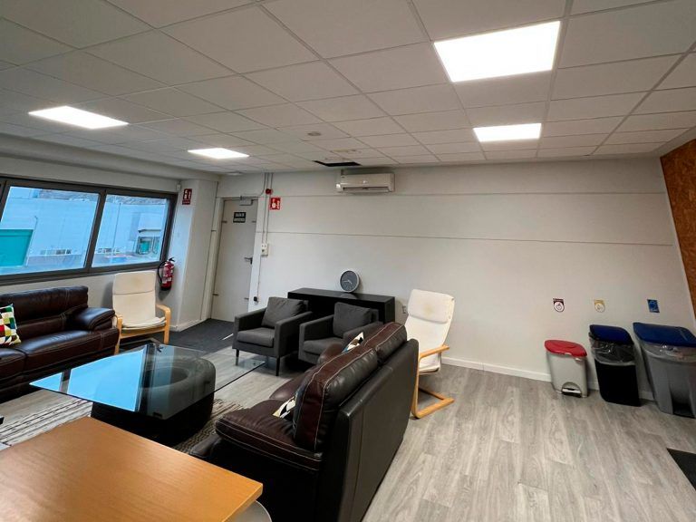 En enero de 2026 se ha realizado el cambio a iluminación LED en las instalaciones de CEVA Logistics, en Irún (Guipúzcoa). Un paso decisivo para mejorar los ahorros energéticos, reducir la contaminación medioambiental y minimizar la contaminación lumínica en un entorno donde cada operación cuenta.