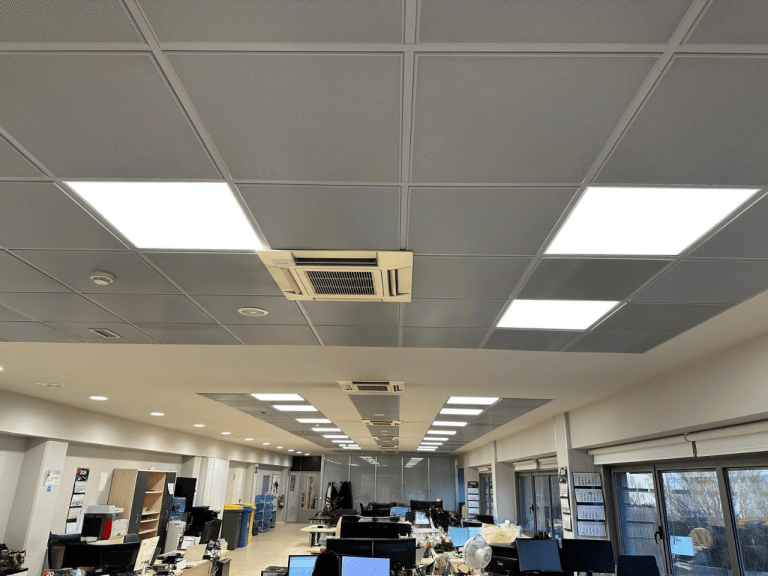 En enero de 2026 se ha realizado el cambio a iluminación LED en las instalaciones de CEVA Logistics, en Irún (Guipúzcoa). Un paso decisivo para mejorar los ahorros energéticos, reducir la contaminación medioambiental y minimizar la contaminación lumínica en un entorno donde cada operación cuenta.